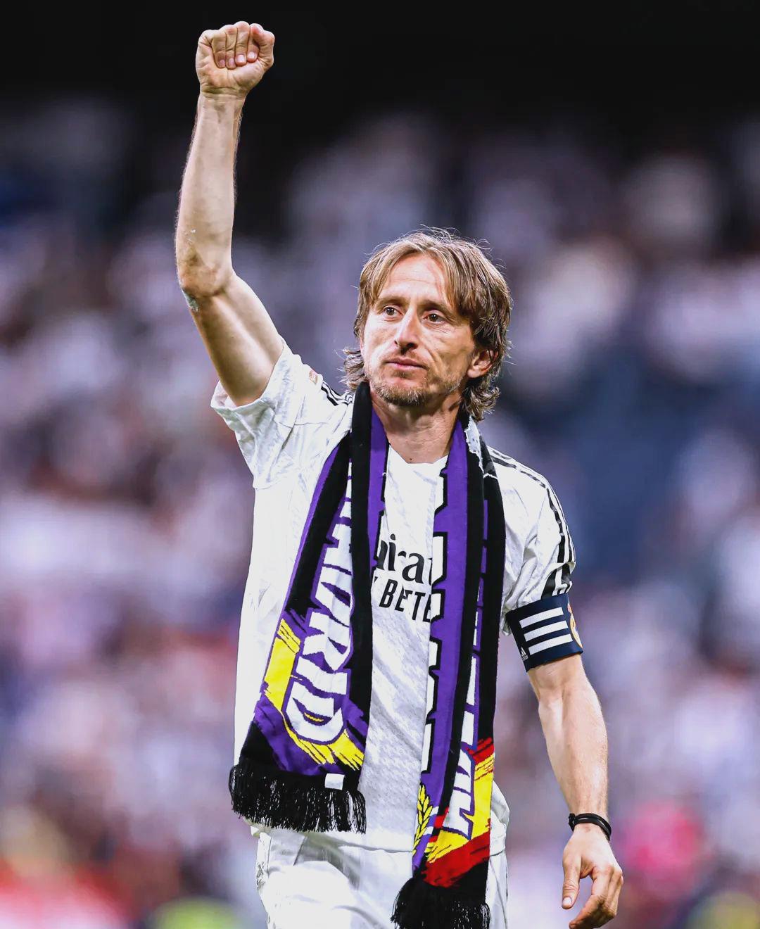 宋凯出席中国体育美术作品展览，与奥运冠军金牌合影